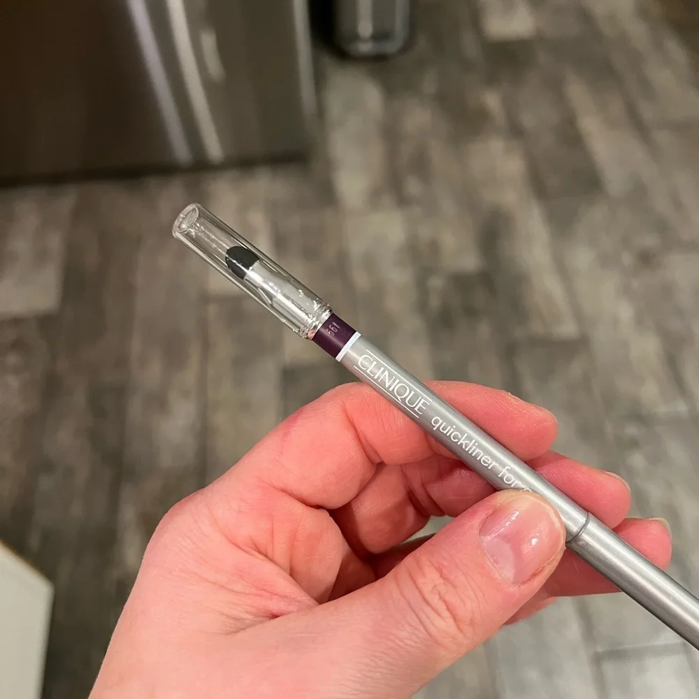 Clinique Quickliner for Eyes - Shade 15 Grape - Picture 3 of 5